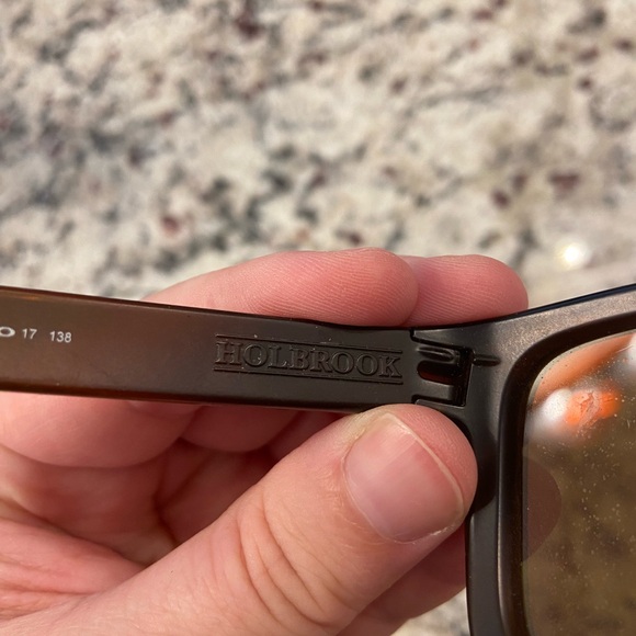 Women’s Oakley sunglasses - Picture 7 of 9